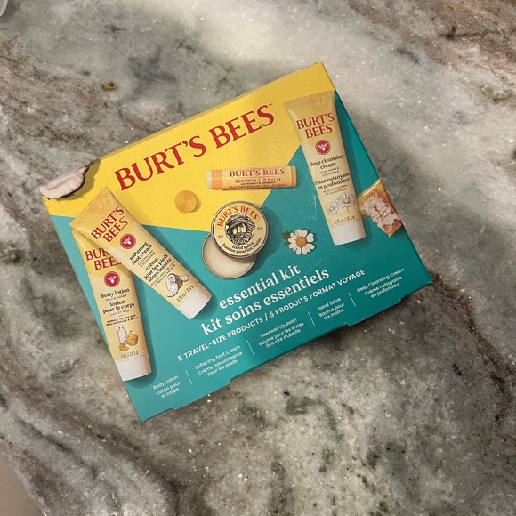 Burt's Bees Essential Beauty Gift Set - Picture 2 of 3